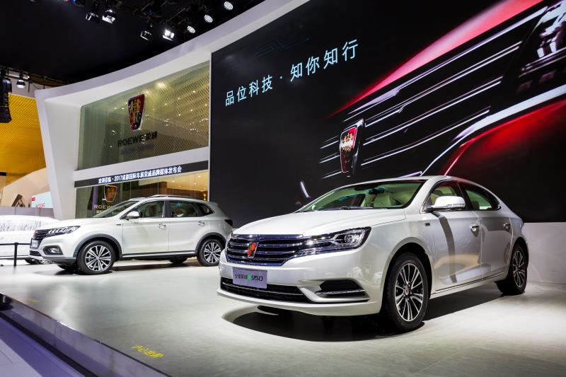 全新榮威950、榮威e950定義“高級轎車” 成都車展亮相售價(jià)16.88萬起 互聯(lián)網(wǎng)汽車上市一周年 系統(tǒng)升級帶來顛覆式進(jìn)化