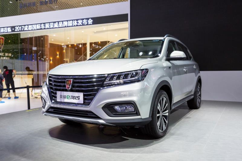全新榮威950、榮威e950定義“高級轎車” 成都車展亮相售價(jià)16.88萬起 互聯(lián)網(wǎng)汽車上市一周年 系統(tǒng)升級帶來顛覆式進(jìn)化